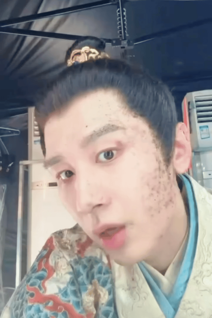 成毅  成毅的手搓年度vlog里的朱瞻基我真的看一次笑一次真的是脏脏包