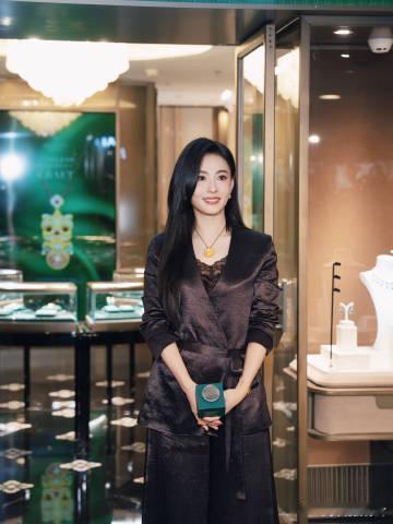 张柏芝带小儿子看功夫女足难得的休闲时光，张柏芝带着小儿子观看功夫女足，和孩子体验