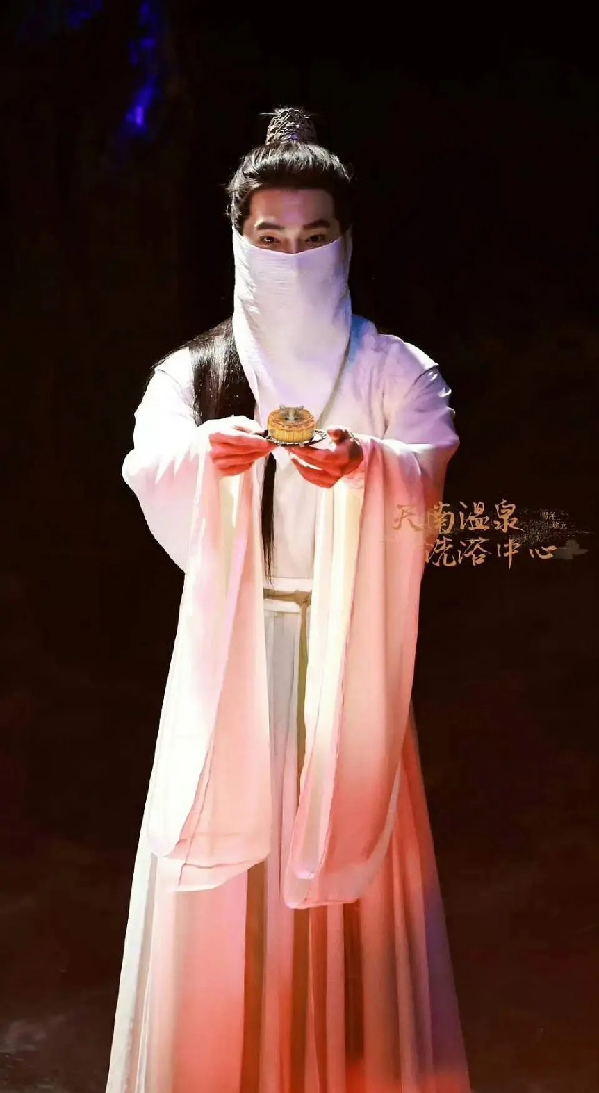 一张照片足以看出杨洋的眉眼很一般 ​​​