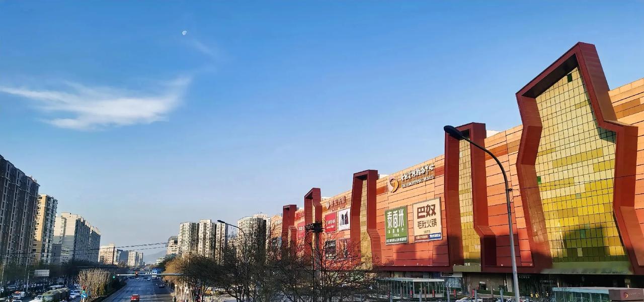 繁华街市闹，楼阁映日辉。