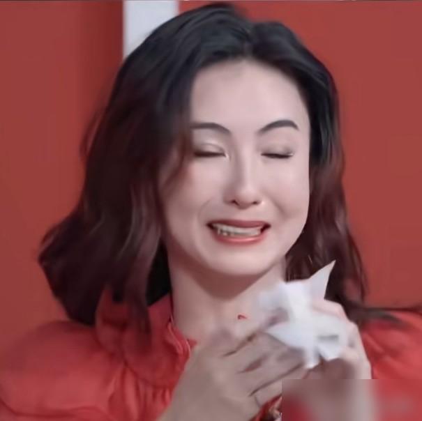 张柏芝法庭上崩溃大哭，与前经纪人纠纷一案今日再开庭，被重复询问时崩溃哭诉

今天