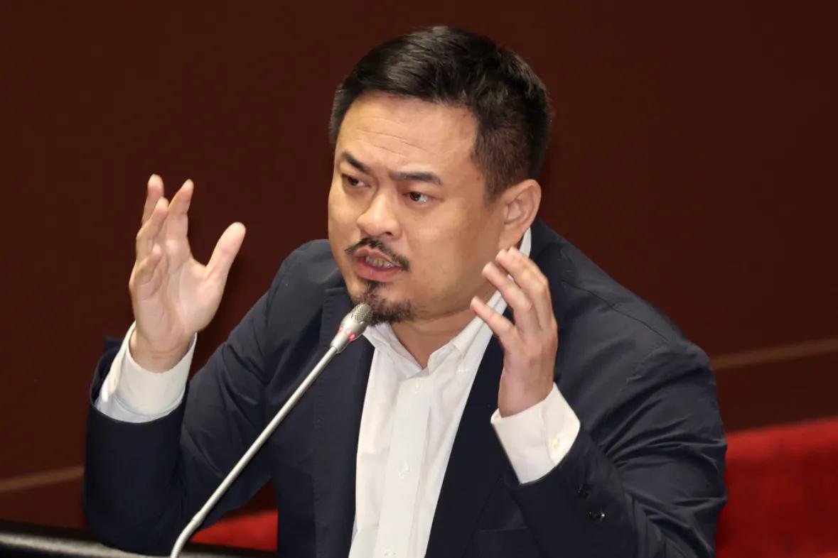 洪申翰接台“劳动部长”，另外一个人“被恭喜”！
最近，台湾一位公务员轻生事件闹的