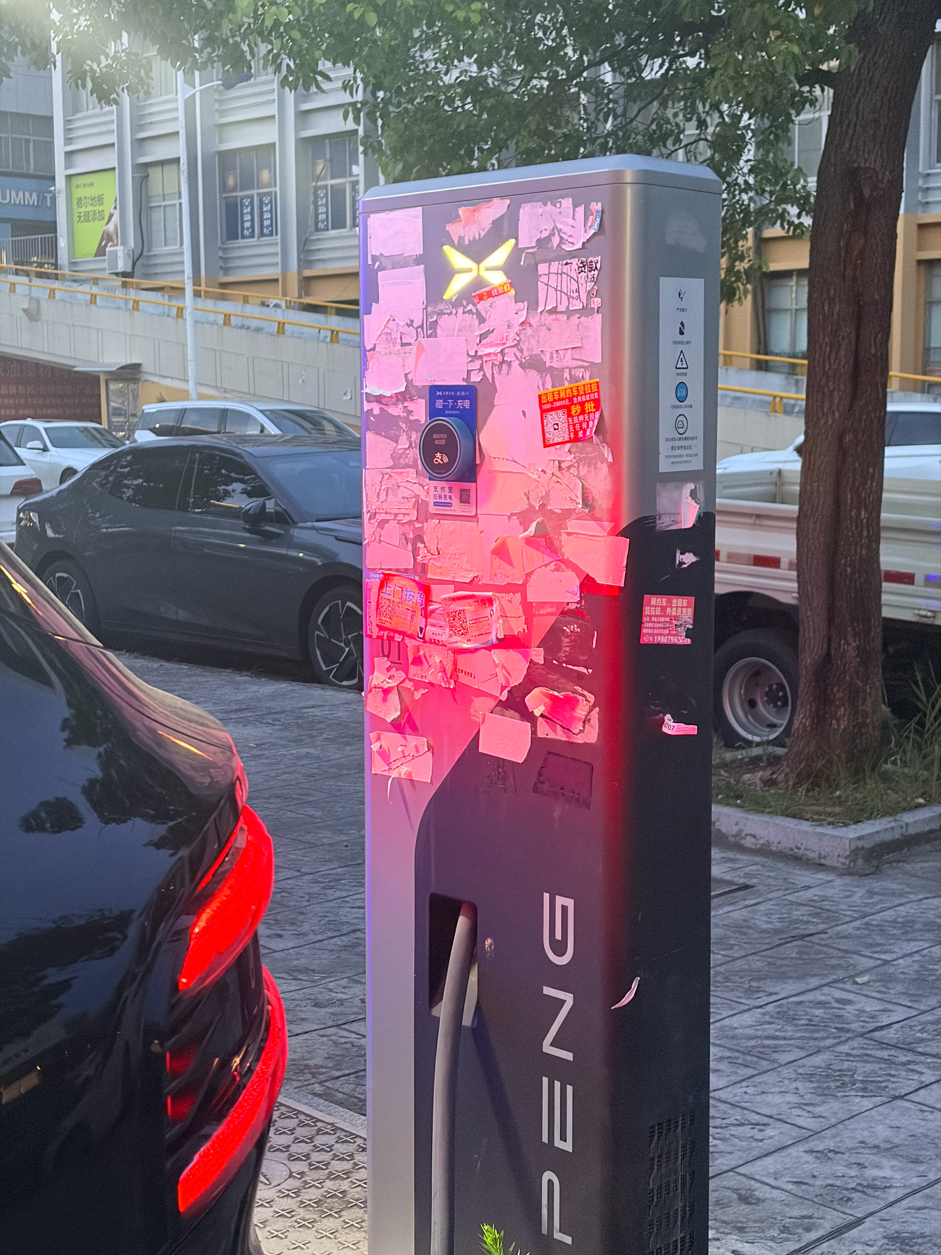 给我的极氪8X来小鹏超充补个电大电池+超充真的爽，峰值320kW充到93%的时候