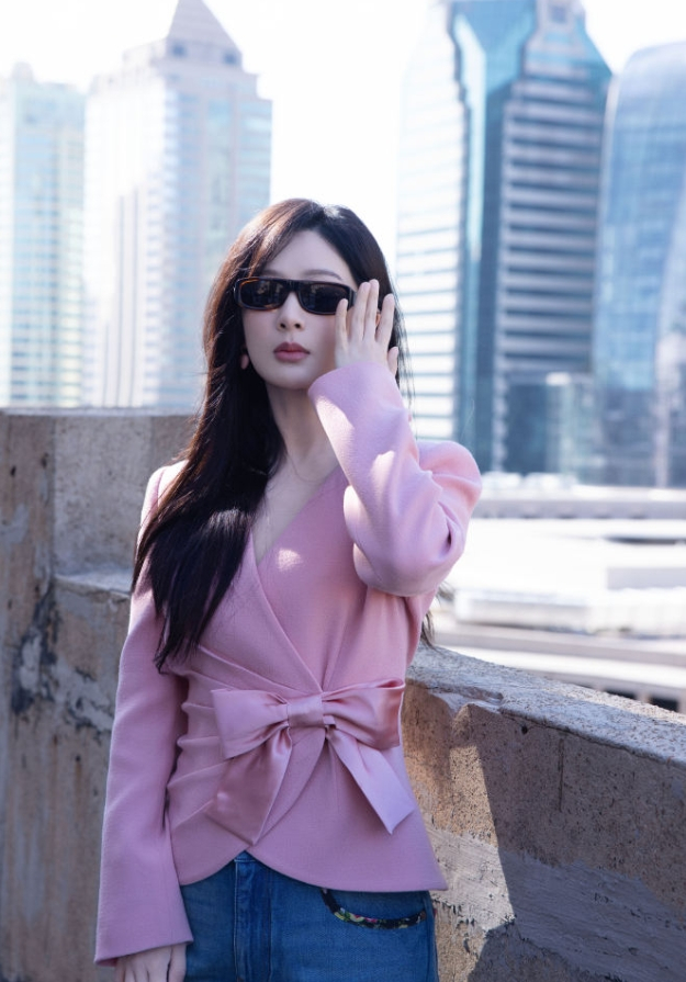 都在说杨紫要拍《vogue》封面！说是华伦天奴推封，还有全球广告，而且要去罗马拍