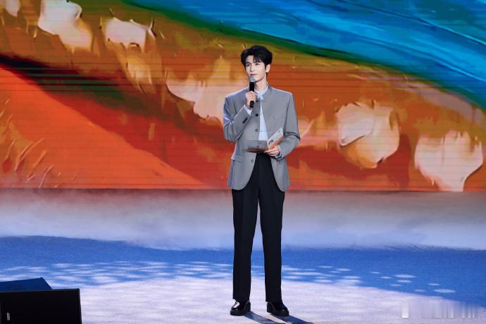 根正苗红的张凌赫张凌赫正气  张凌赫正气，根正苗红的张凌赫，六分钟脱稿演讲，正气