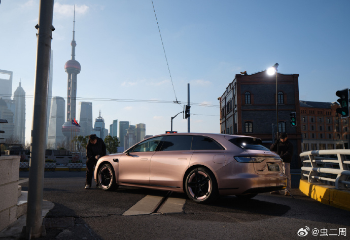 享界粉白新色亮相上海AWE没想到享界S9T还有一款粉色，这个质感看起来很不错，轮