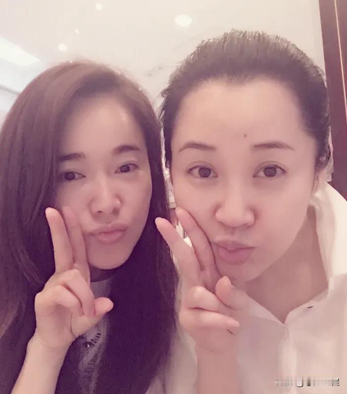 许晴，左小青俩大美女同框，许晴与谁同框都不落下风。#许晴风采依旧# #许晴不老之
