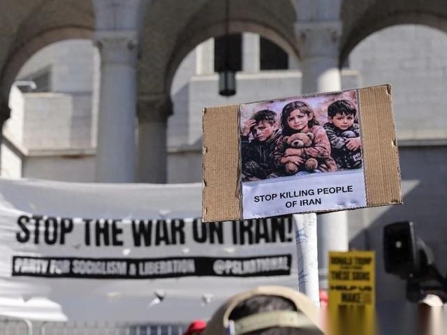 美伊开打两周了。
大伙儿盯着四处蔓延的战火、狂飙的油价和死伤的平民，却没几个人留