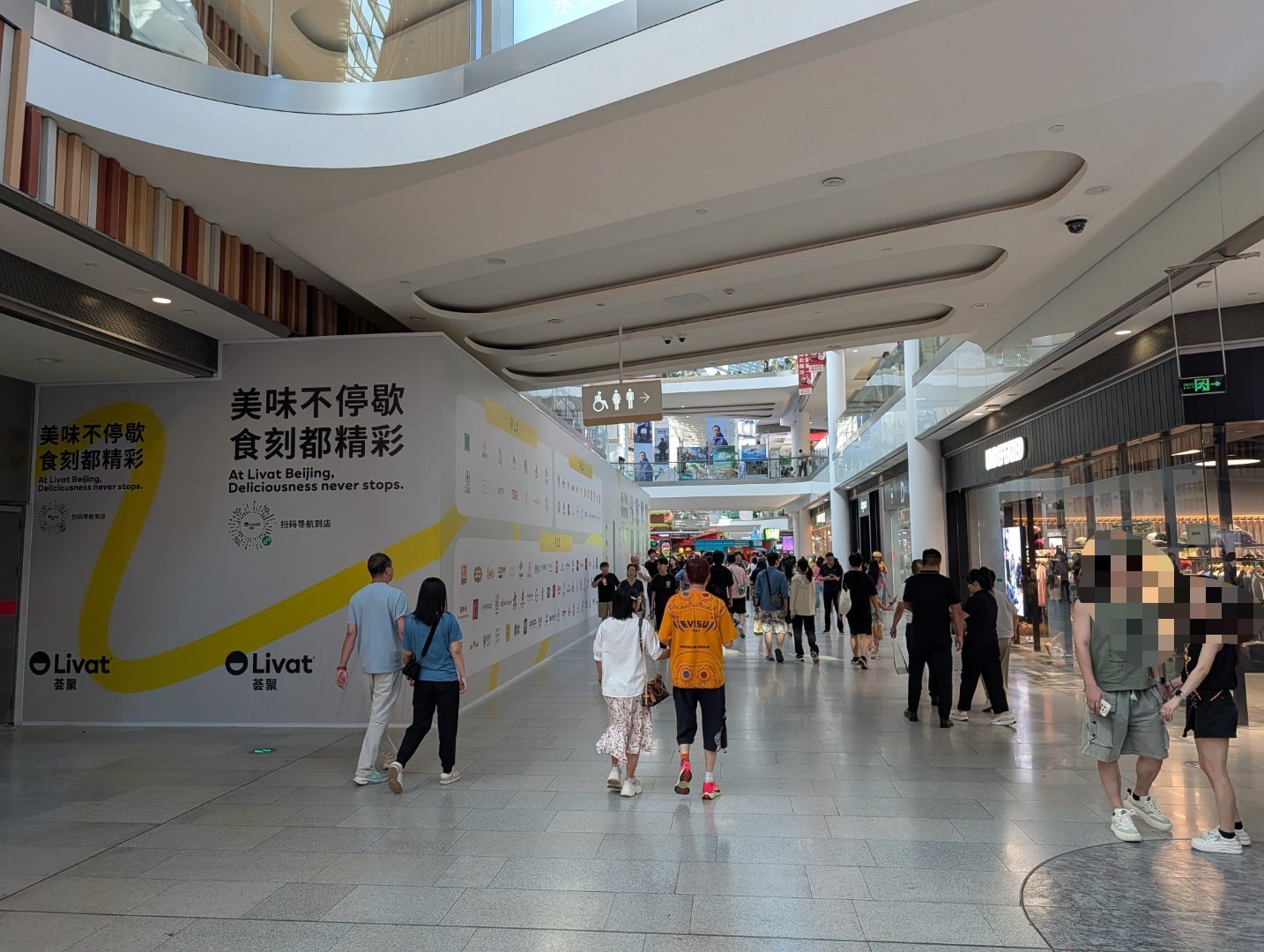 好家伙，荟聚 Apple Store 应该是快完工了，今天来一看整个工地围挡往外
