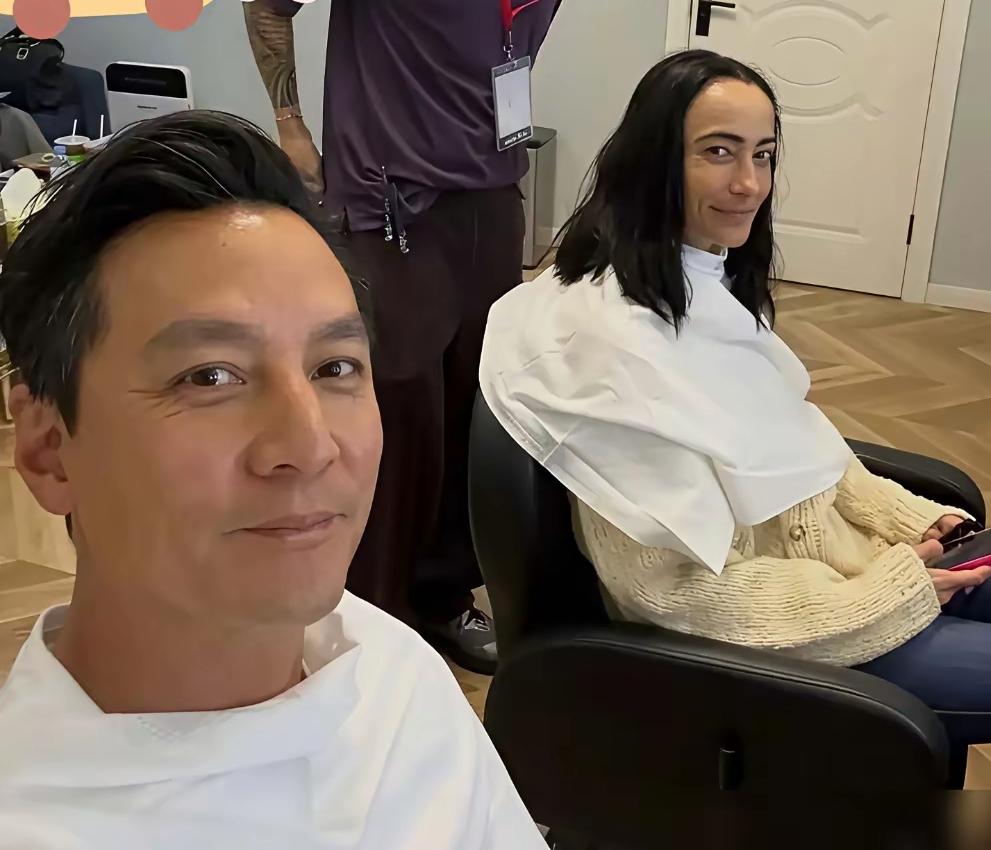 吴彦祖和他老婆长得也太像了吧，不认识的人还以为他们是兄弟呢，看上去简直就像是同一