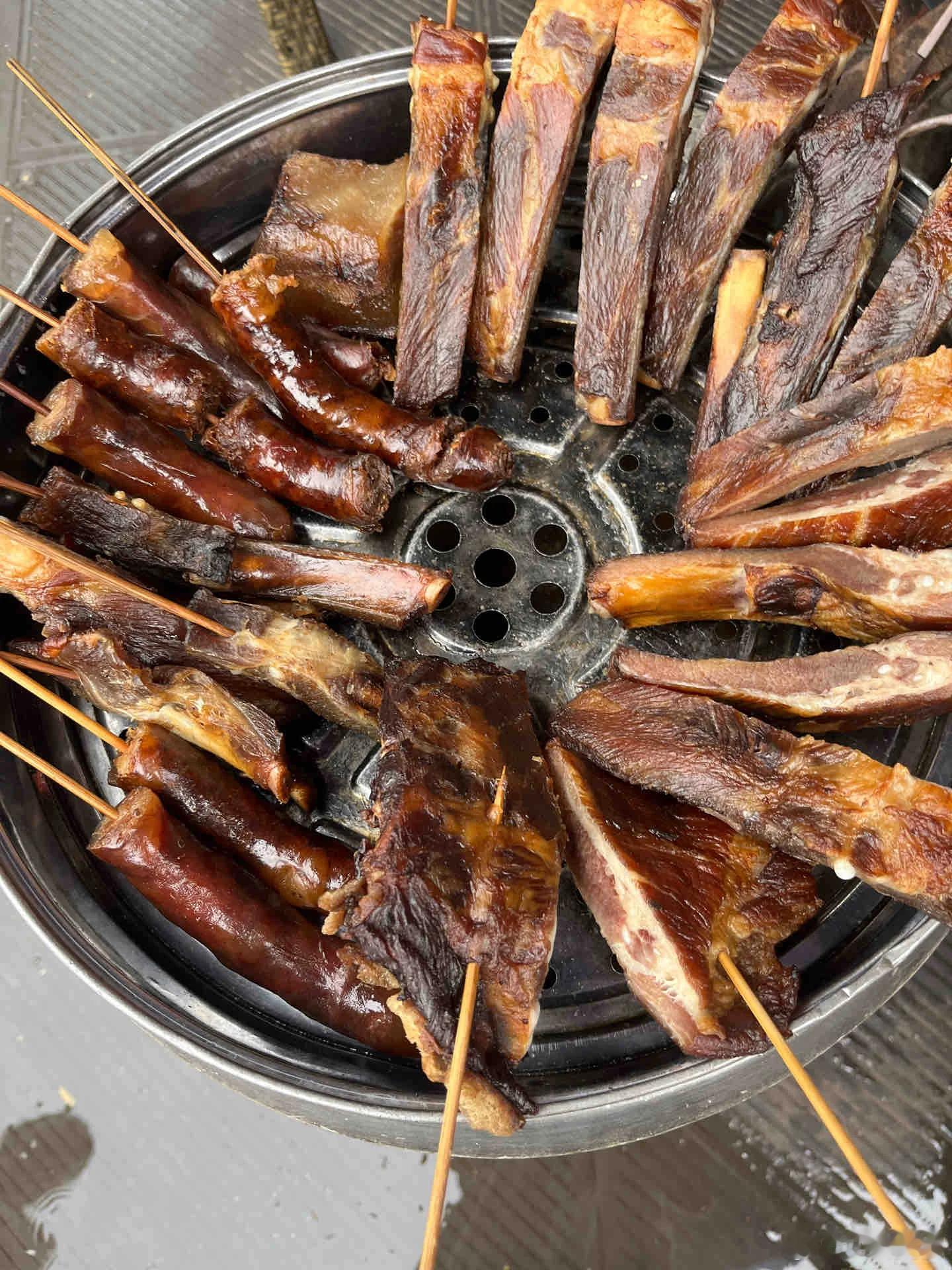 香肠腊肉的新吃法？很多景区山下的都在卖，爬完山快速补充盐分，还是比较合理[二哈]