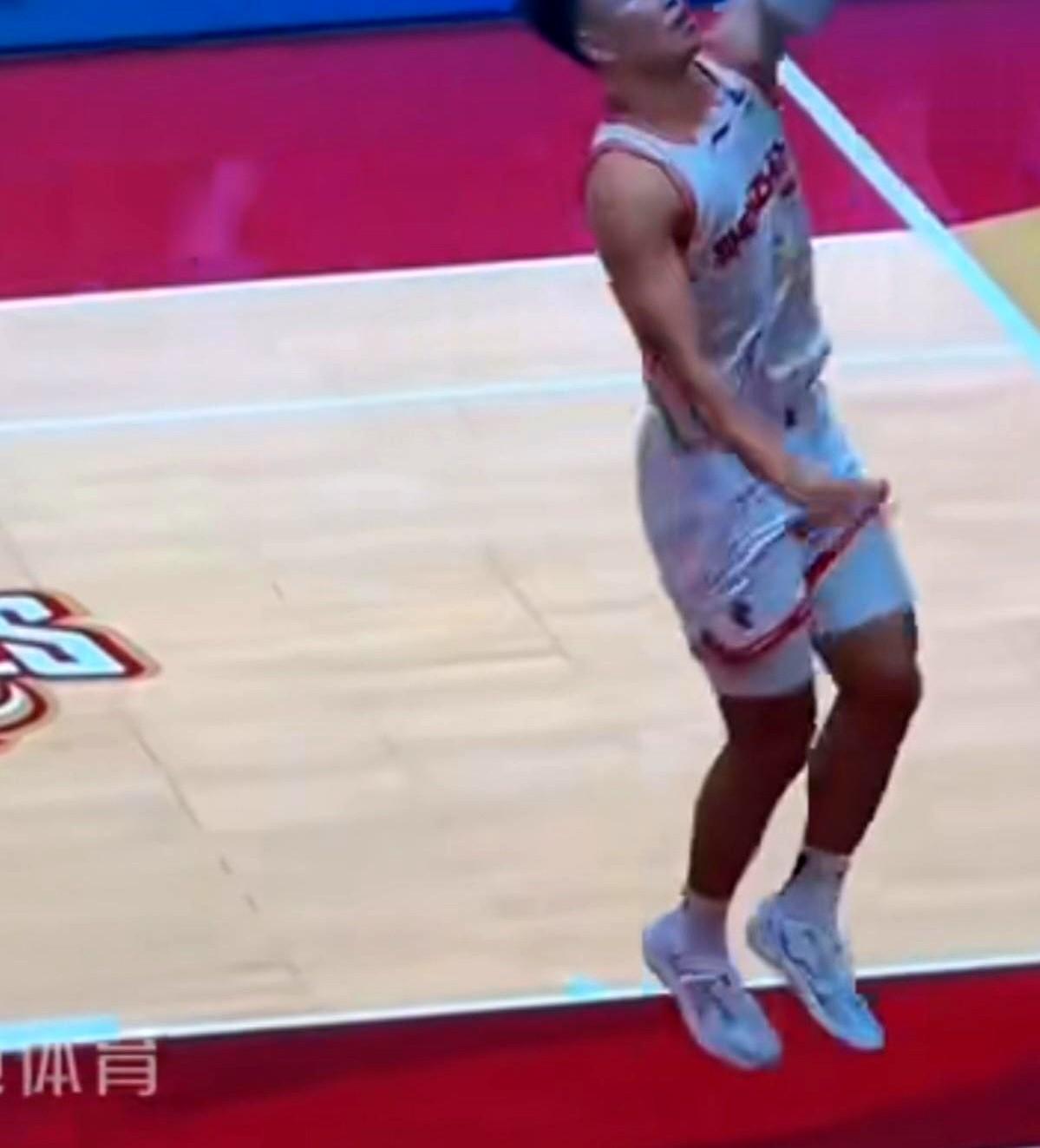 贺希宁这MVP，拿得真有点“莫名其妙”的底气。

别看他场下表情搞怪，场上可是真