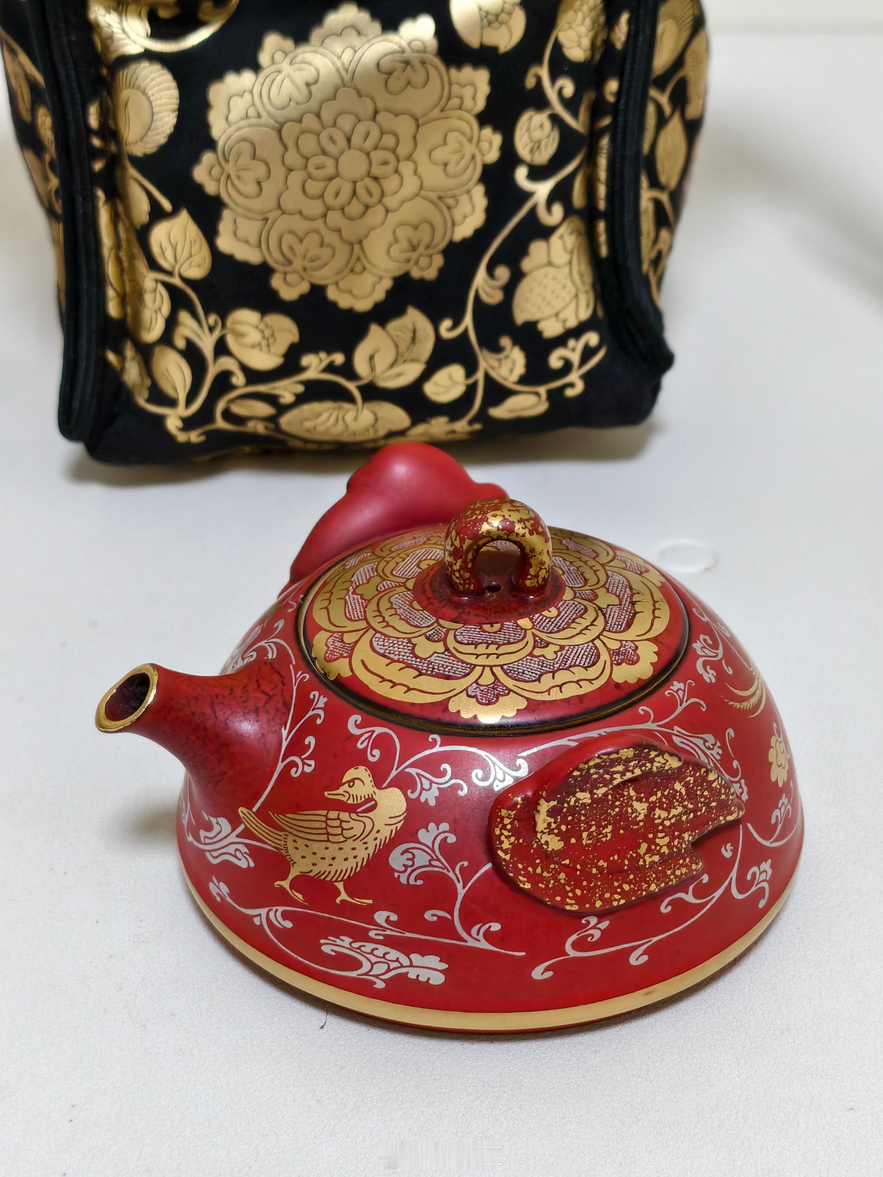 收到了比亚迪新年礼物，是一套陕西博物馆和万仟堂联名的便携旅行茶具套装。浓郁的中国