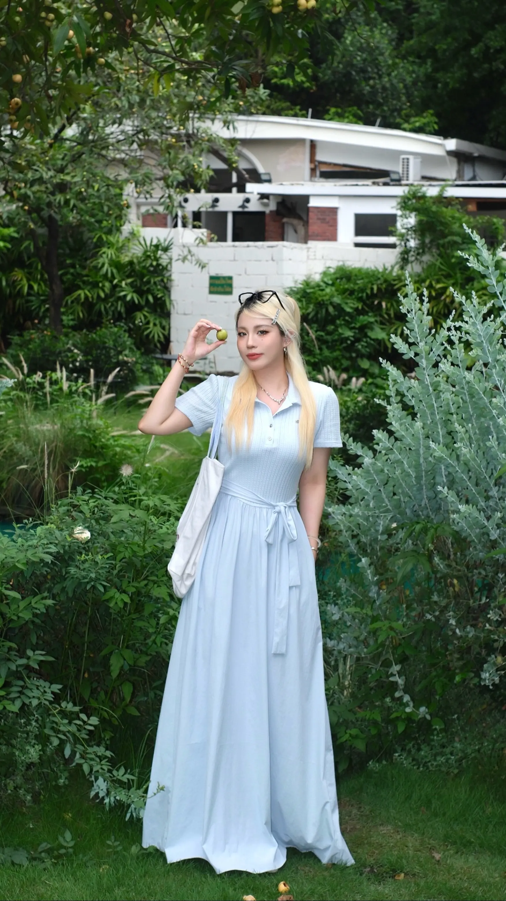 你那么喜欢拍照 又喜欢听好听的歌 你不应该是灰蒙蒙的 你会幸福的