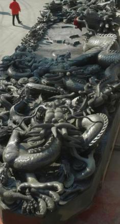 1991年，河北一村民上山砍柴，又累又热，坐在一块石头上歇息，不料这一坐，竟让他