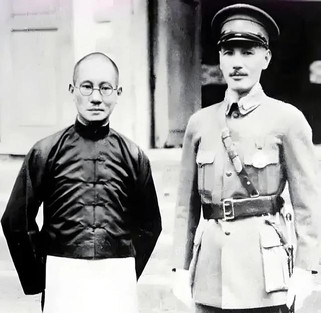 1949年9月，蒋经国来昆明，让沈醉做好暗杀卢汉的准备，并说：干掉卢汉后，将由第