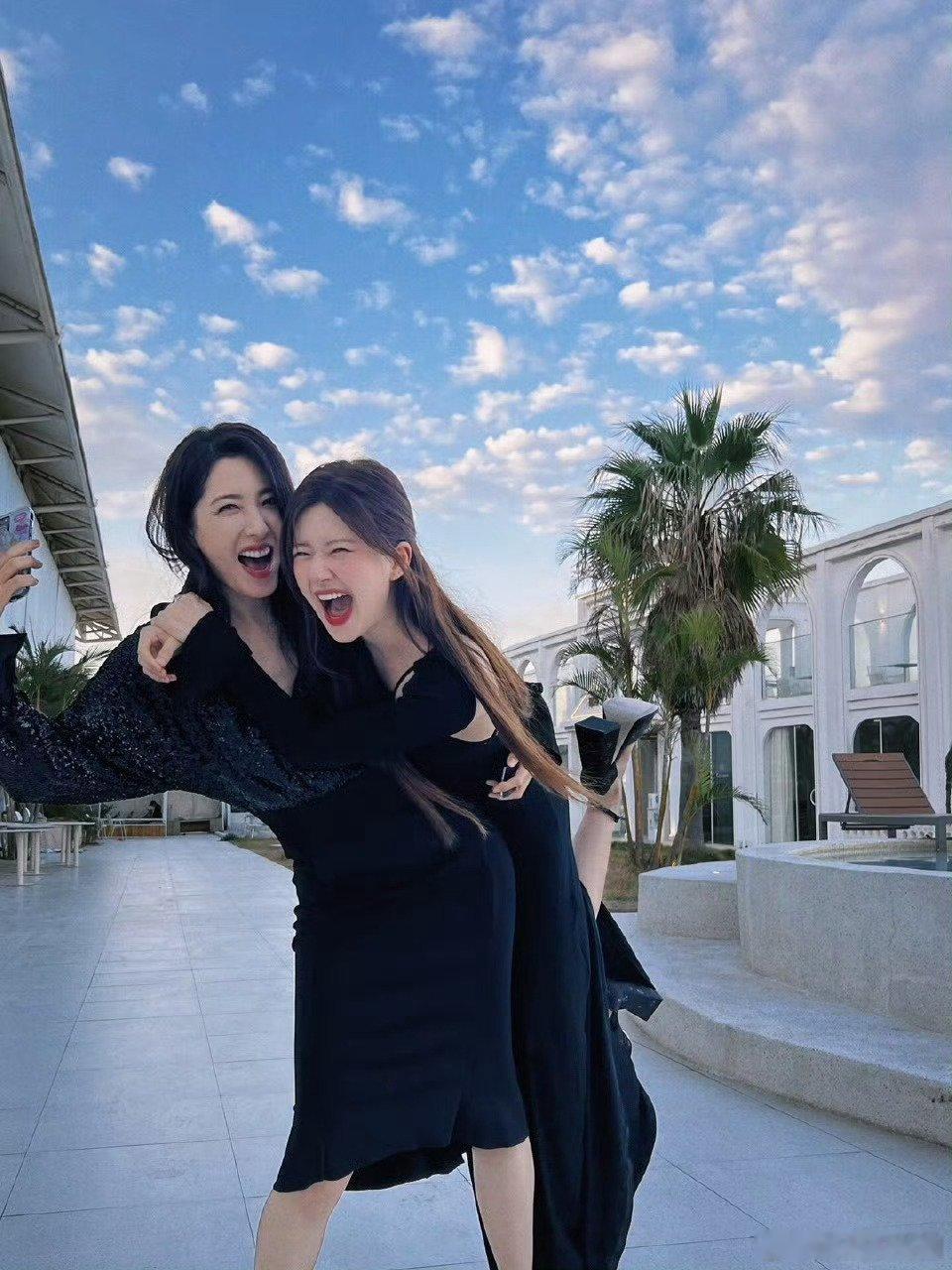 曾黎和赵露思两个人的关系真的隔着屏幕都要羡慕了[哇][哇][哇]已经好几次合作母