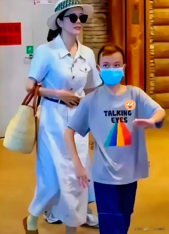 汪涵的老婆杨乐乐带孩子外出，可身边的孩子真的越看越奇怪，行为举止都不像是正常的孩