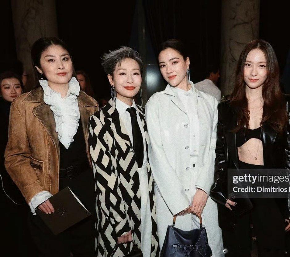 亮相RalphLauren 2026秋冬大秀的叶童，菱格黑白外套配领带西裤，银发