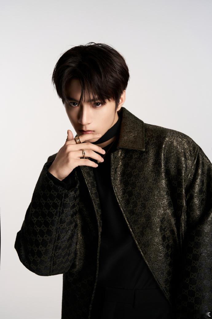 刘耀文硬照的神刘耀文荷尔蒙溢出屏幕了 刘耀文宇宙闪烁请注意官宣图，俺们吻文成年以