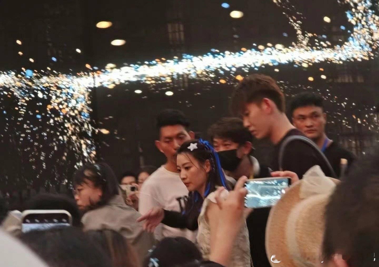 #黄雅琼刘雨辰去看周深演唱会了# 黄雅琼和刘雨辰去看周深演唱会了。周深说自己是收