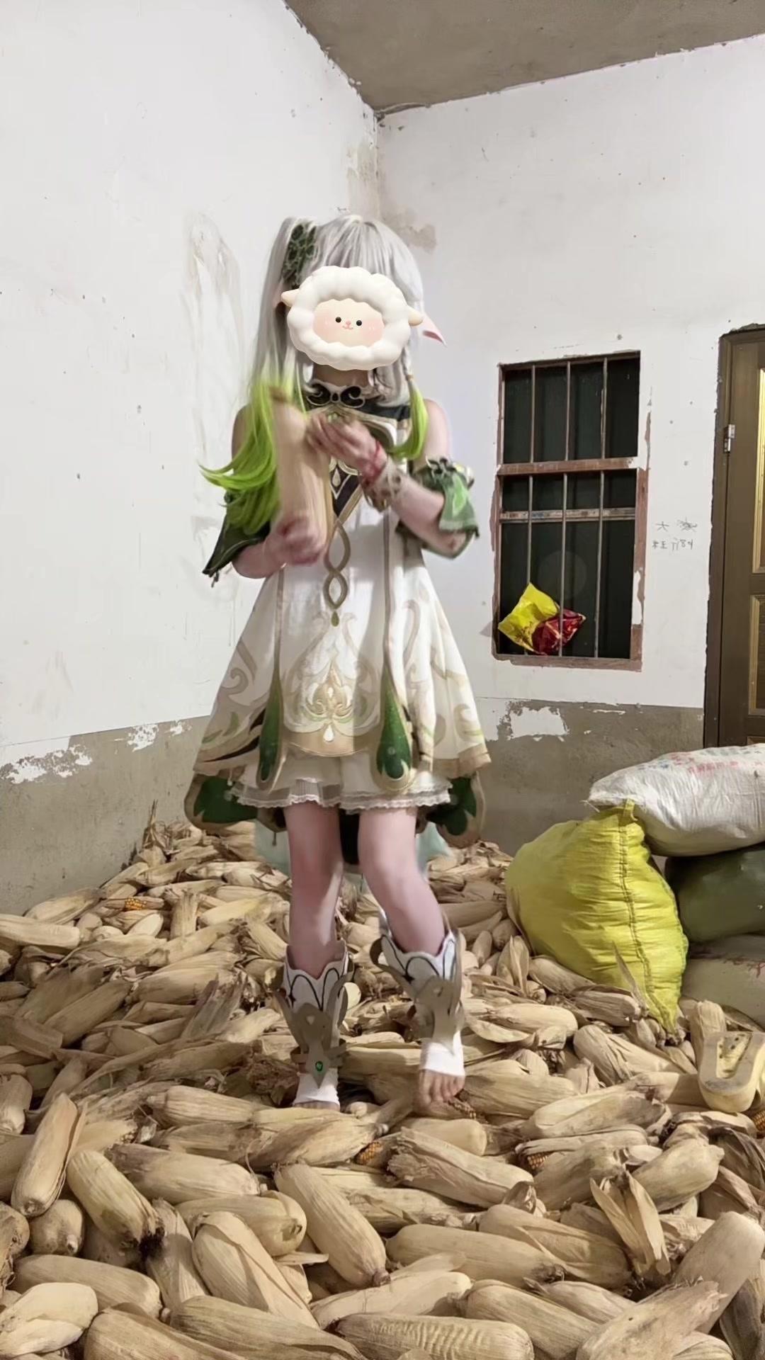 ✨服装选了淡色系长裙，搭配细节感满满的配饰，虽然没有专业打光，但阳光透过窗户洒进