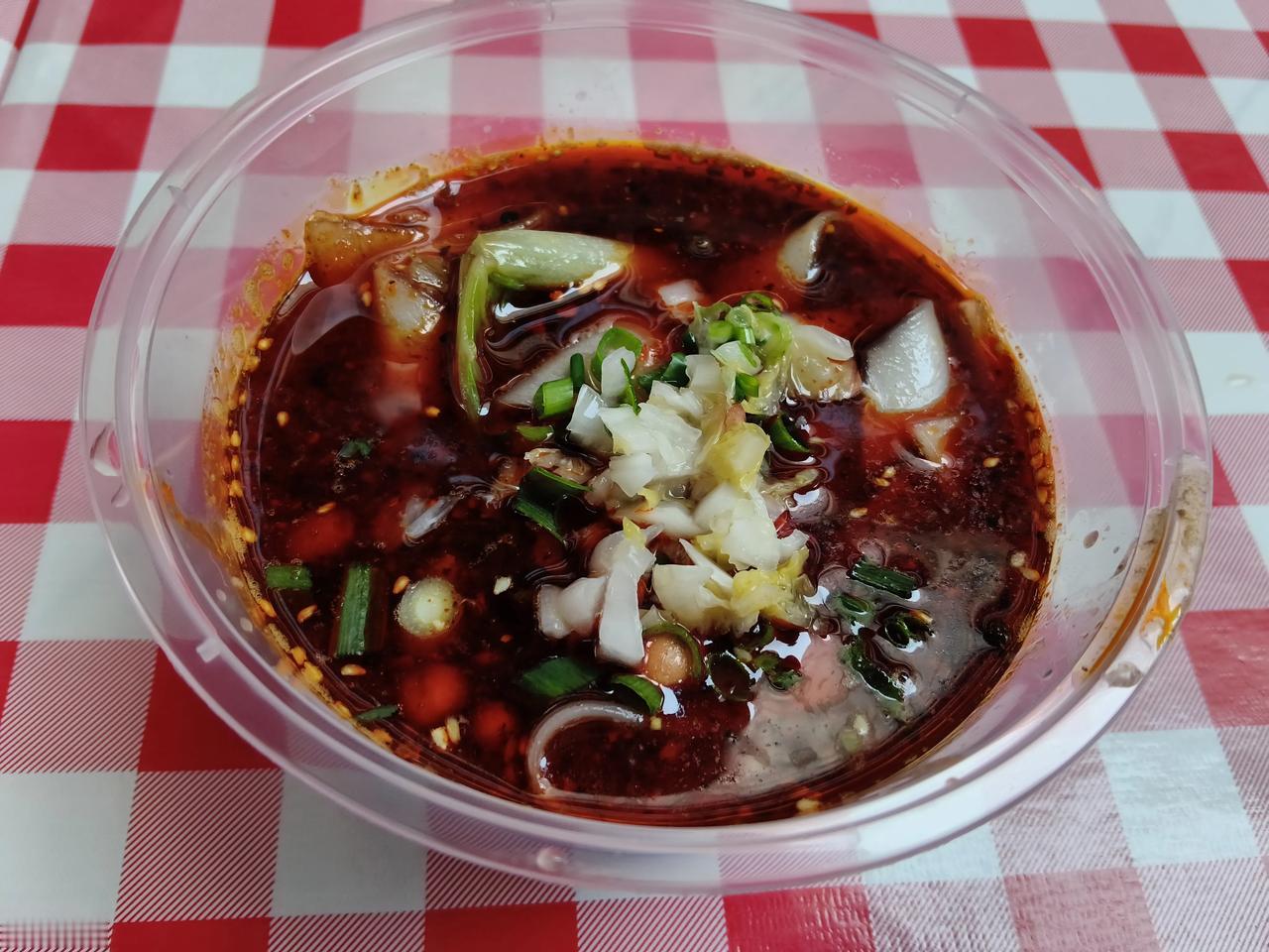 当时是看着老板做的，麻辣烫菜还没有煮好的时候，老板就开始在饭盒里加调料了。

就