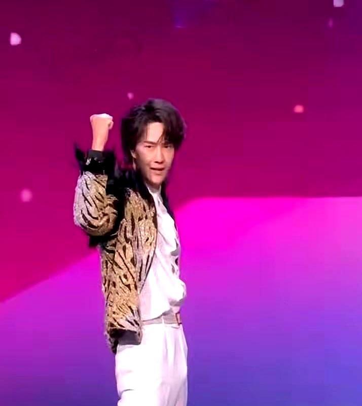 他下意识伸手，接住了她吐出来的骨头。
 
海拔3700米，天寒地冻，他却旁若无人