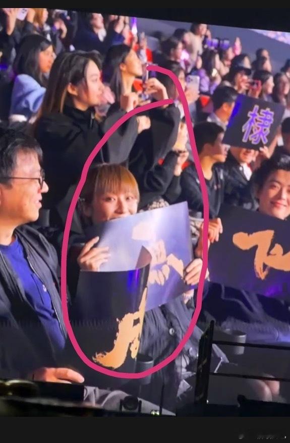 粉圈最有名的造型指导易小雅也来了王鹤棣演唱会 