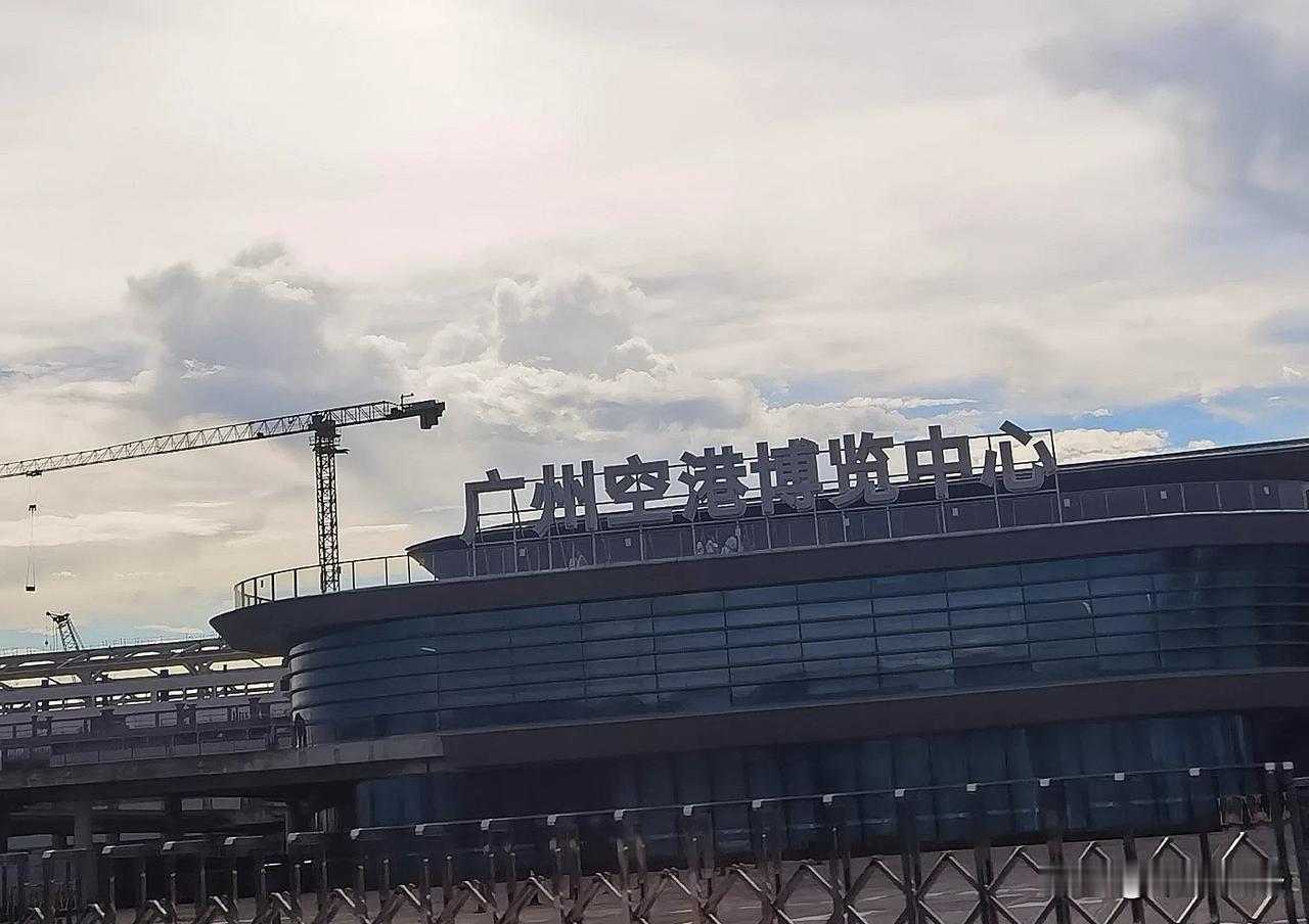 广州空港博览中心位于广州空港经济区中央商务区核心位置，距广州白云国际机场2公里，