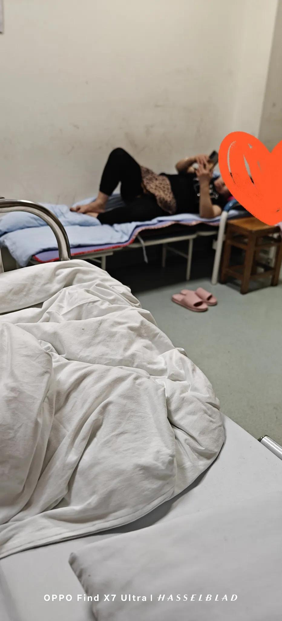 护工速写。

有些时候，骨科病房就是护工们的天下。病人们都躺在床上，不是手不能动