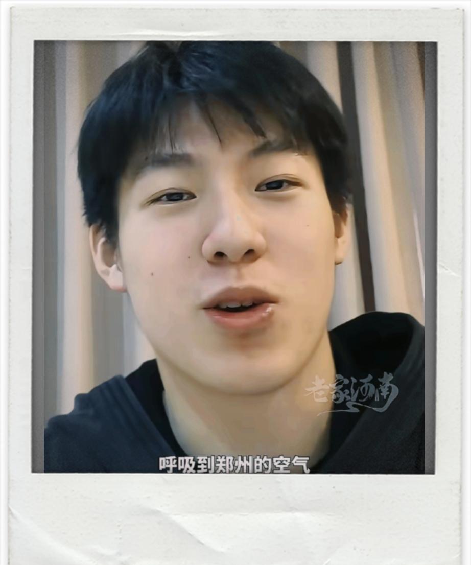 你在直播里看到的温瑞博，是“狠”。
我郑州同学线下见到的温瑞博，是“帅到离谱”。