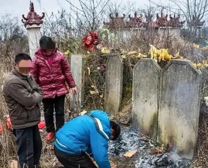 “祖宗显灵？” 湖南，一男子花 16500 元，为父母立了块墓碑，岂料，2 年后