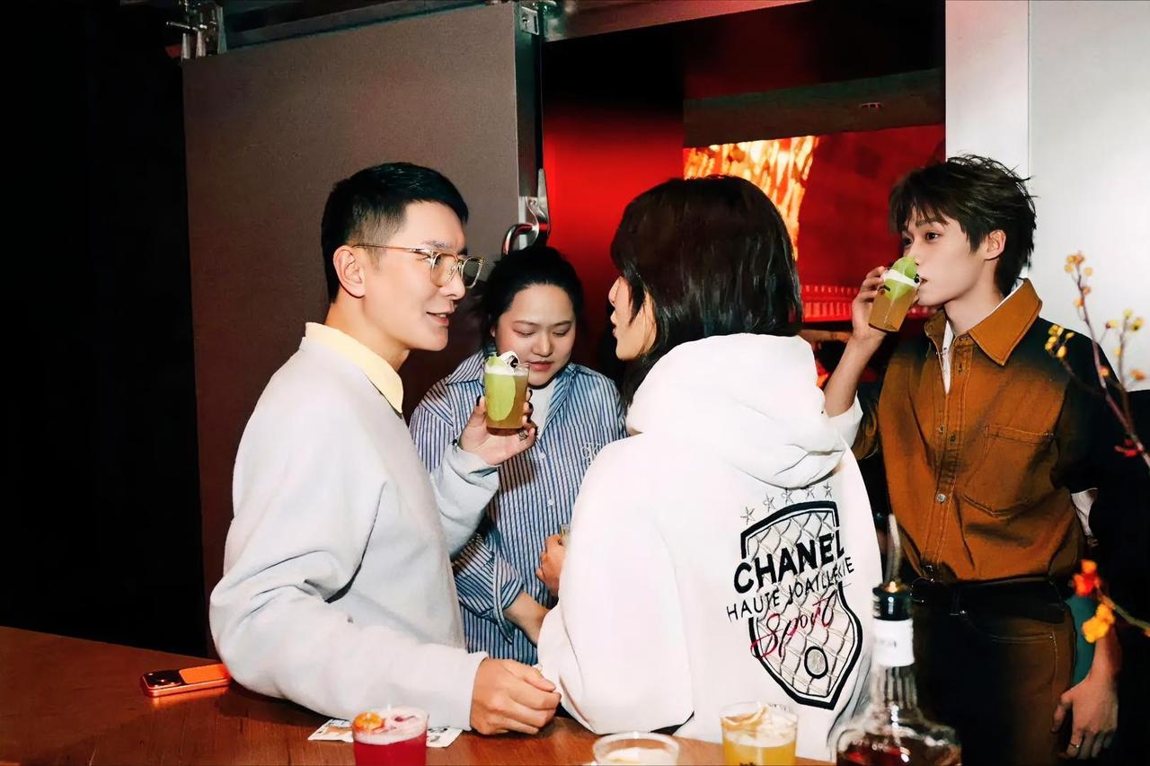 影后同框新生代！辛芷蕾温柔互动梓渝，这波「前辈带后辈」太圈粉！
 
不是说同框有