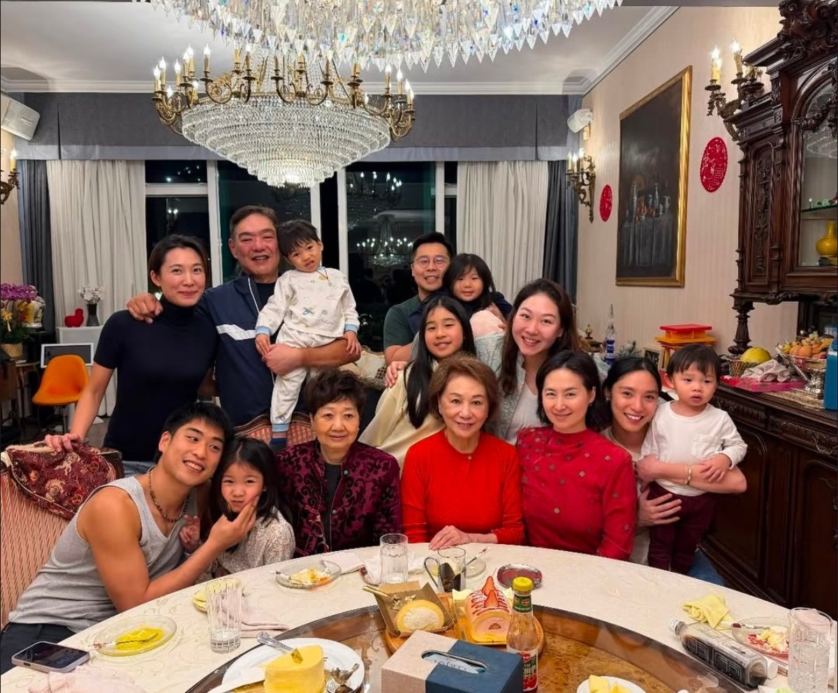 干女儿陪何超琼一起过年。谁说无儿无女就晚年凄凉，何超琼家里过年不要太热闹。所以人