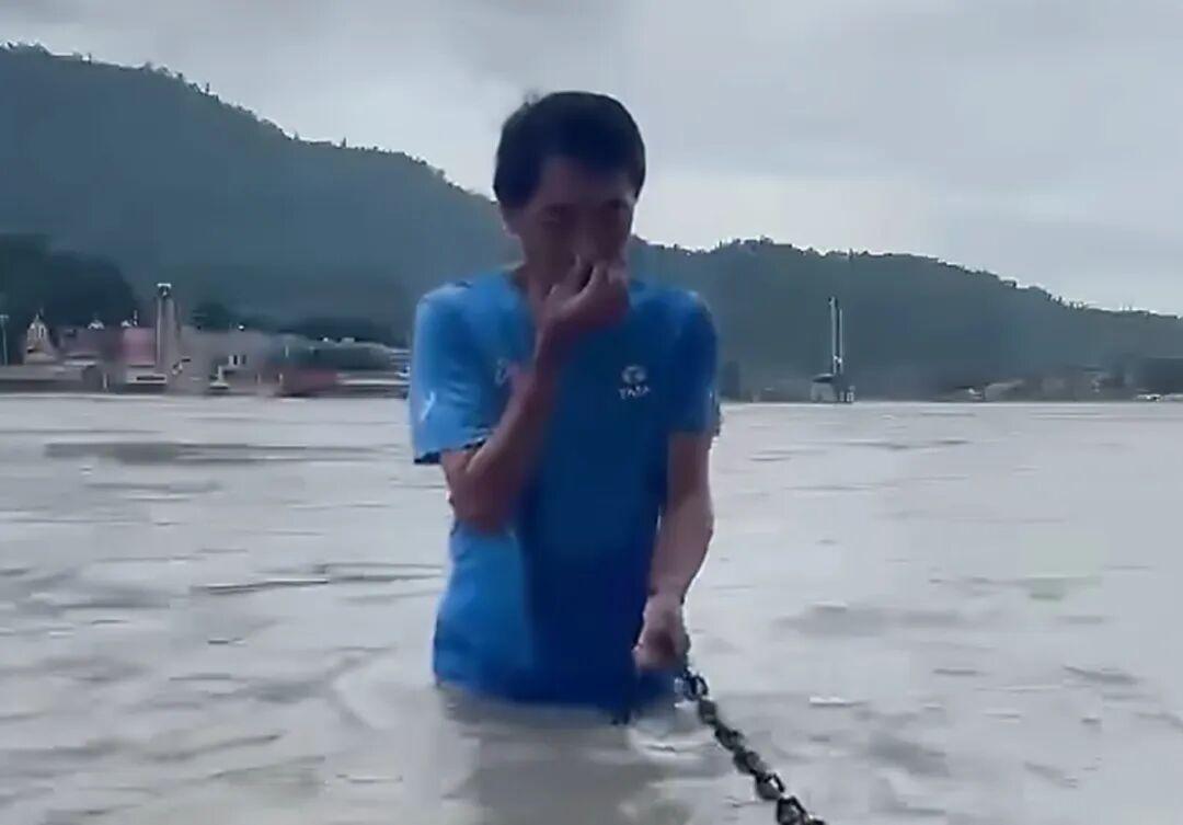 日本驻印度大使下恒河沐浴，为什么印度河流污染仍难根治？

9月6日，日本驻印度大