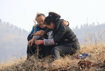 泪目了！河南一对夫妻深夜下地施肥，中途歇脚时丈夫转头，看见妻子躺在田埂上沉沉睡去