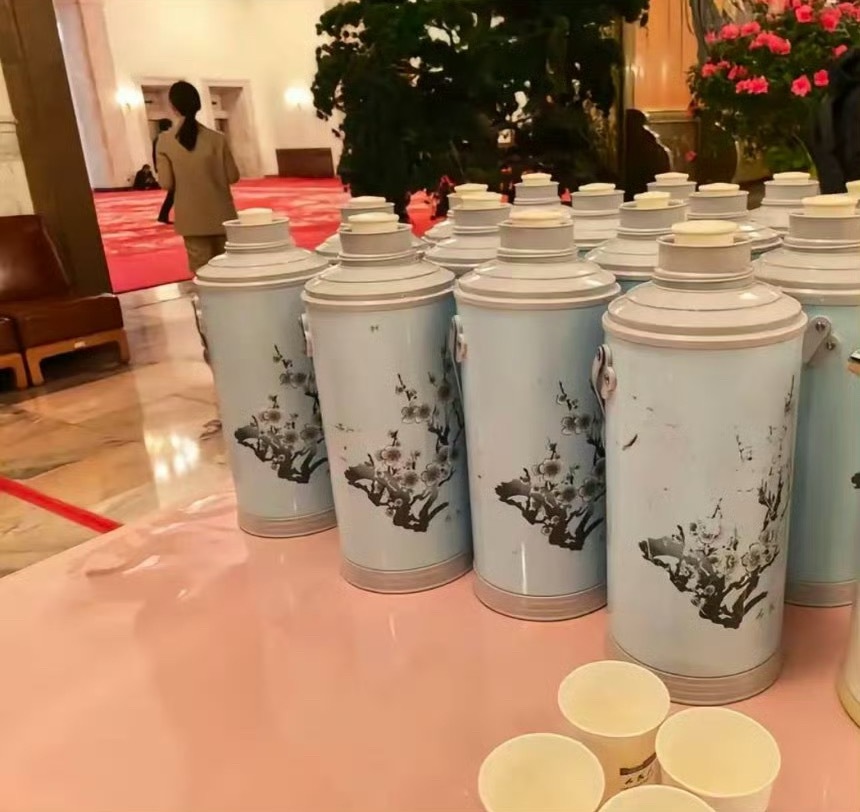 人民大会堂的热水瓶用了30年这就是人民大会堂用的老式旧水瓶 水质足够好，暖瓶就用