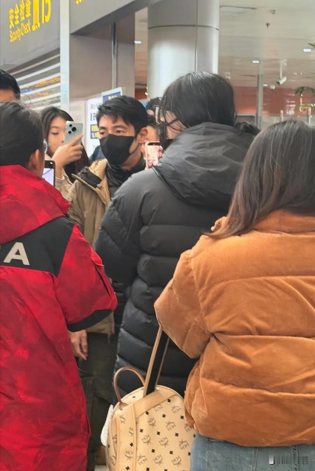 撒贝宁带着家人现身沈阳机场，小撒这待遇这热度，真的堪比一线明星啊！[呲牙]
现身