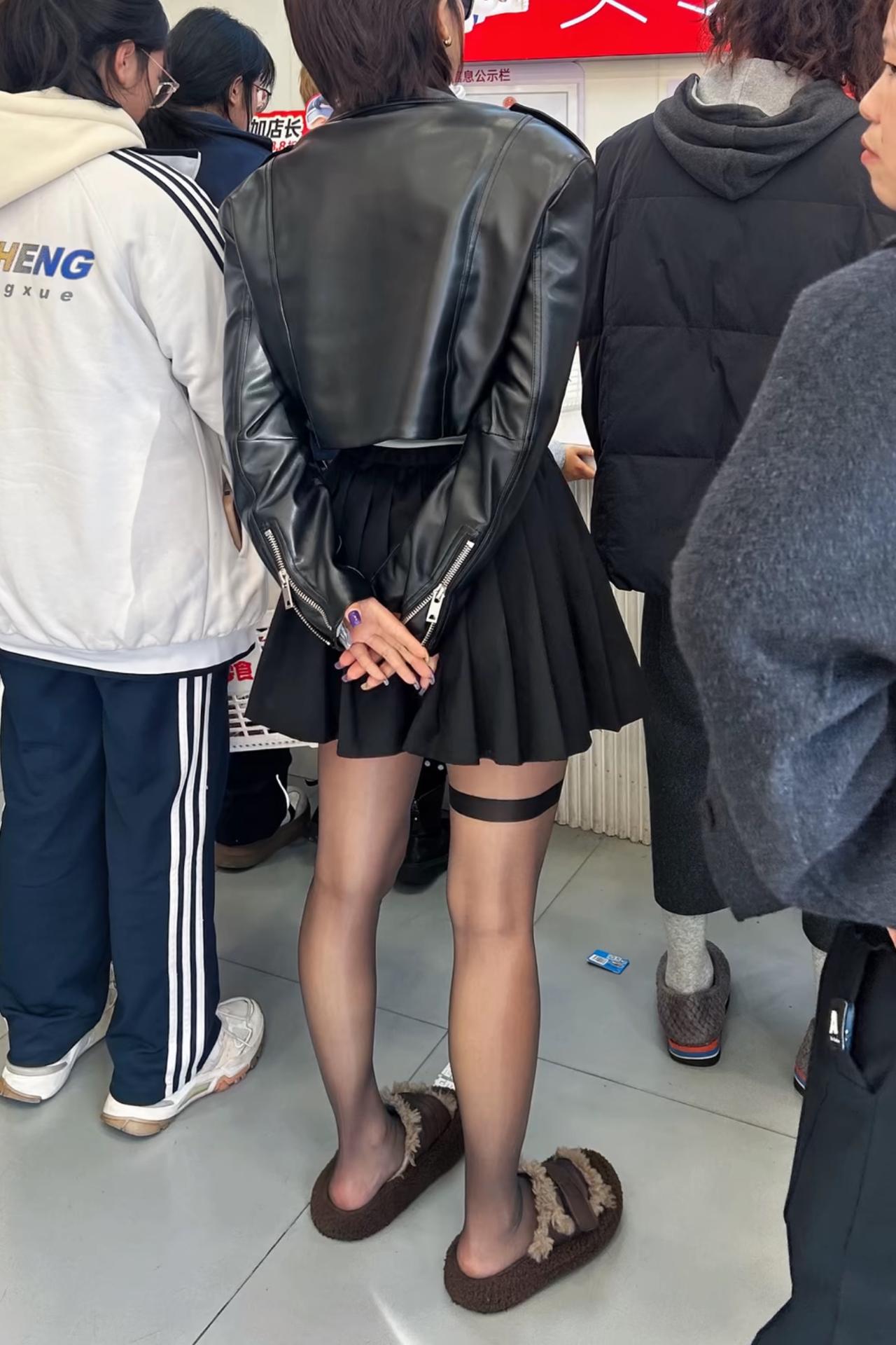 都市女孩的优雅穿搭，黑裙与绿植的完美结合。