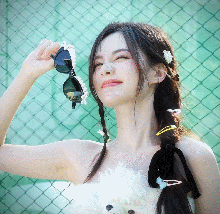 #李一桐小狗抹胸裙# 一整个鬼马精灵，李一桐好漂亮，这满脸的胶原蛋白也太绝了，一