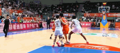 直接反超准绝杀！布里斯科高难度拉杆上篮得分