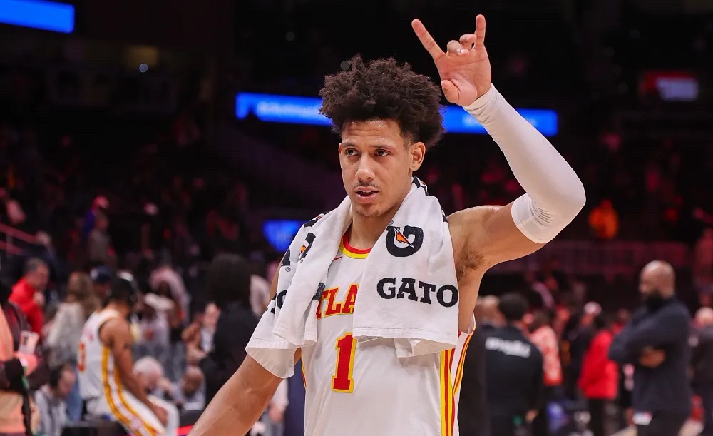 明日，NBA季后赛首轮继续进行，老鹰将在主场迎战尼克斯，目前两队系列赛比分战至1