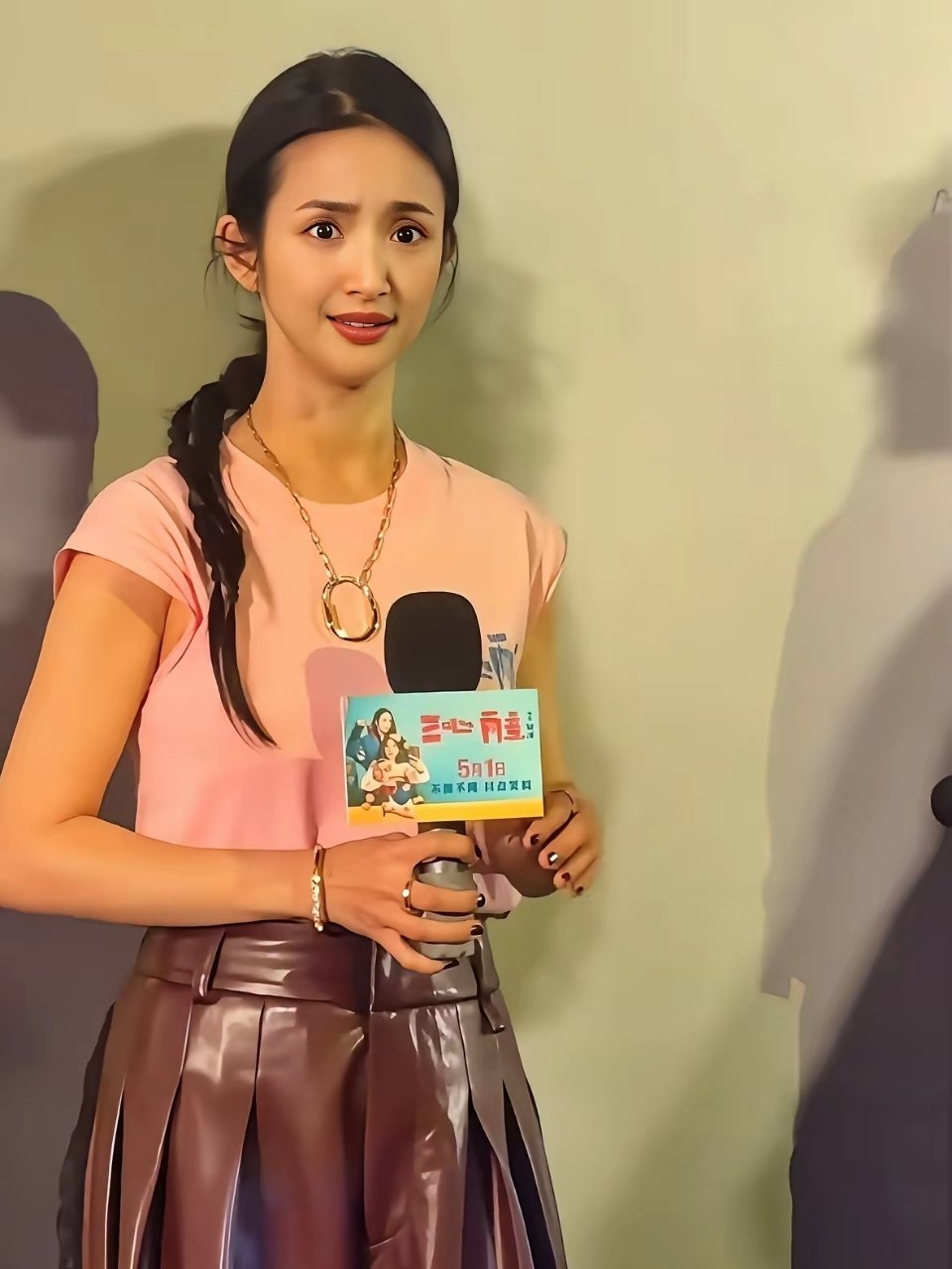 ​林依晨现身线下宣传活动，今年已经44岁，还是两个孩子的妈妈，模样居然一点都没怎