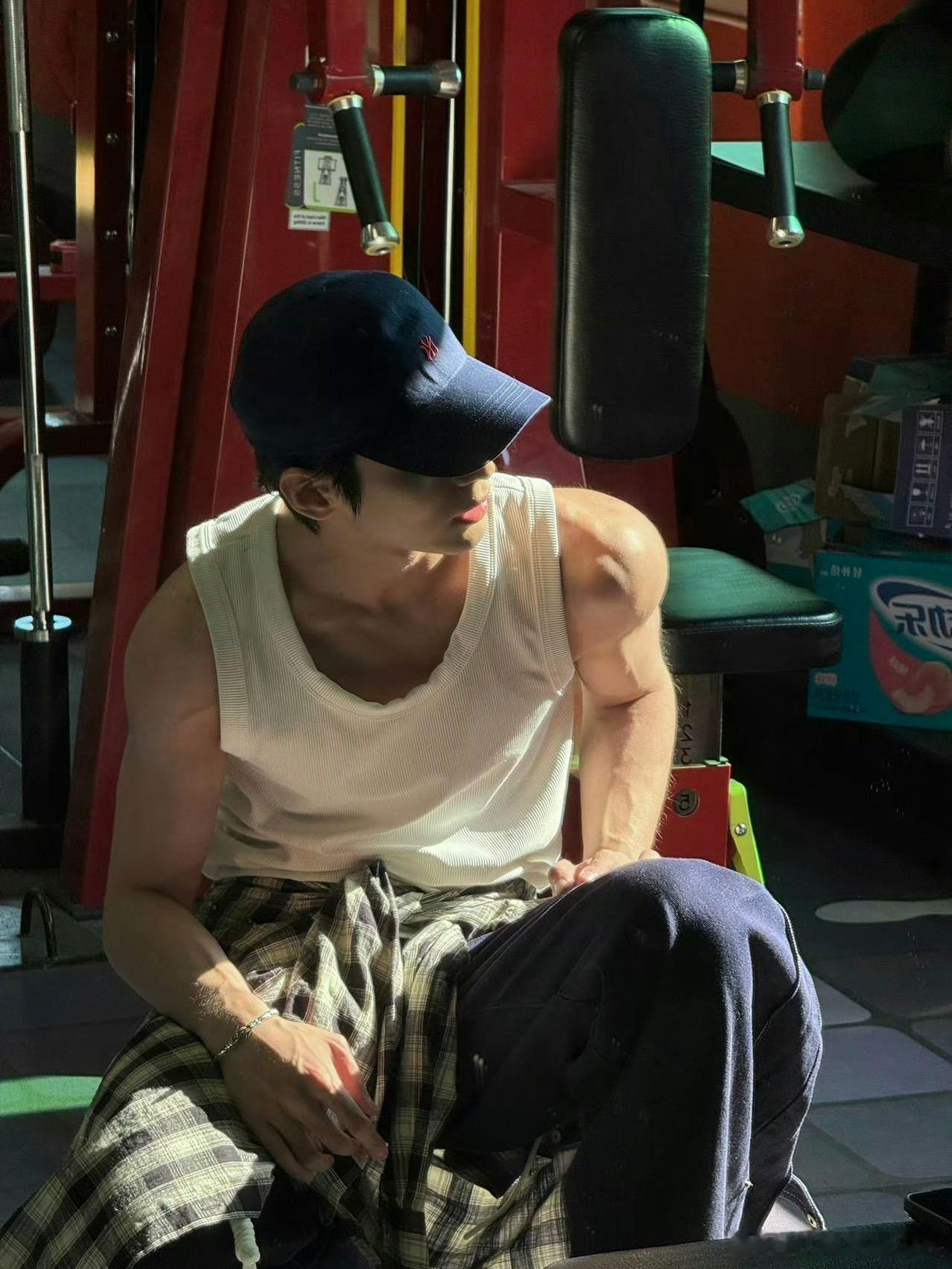 章时安太拿我们当外人了看到章时安的健身照才懂，要是剧里能露下身材，凭着那漂亮的肌