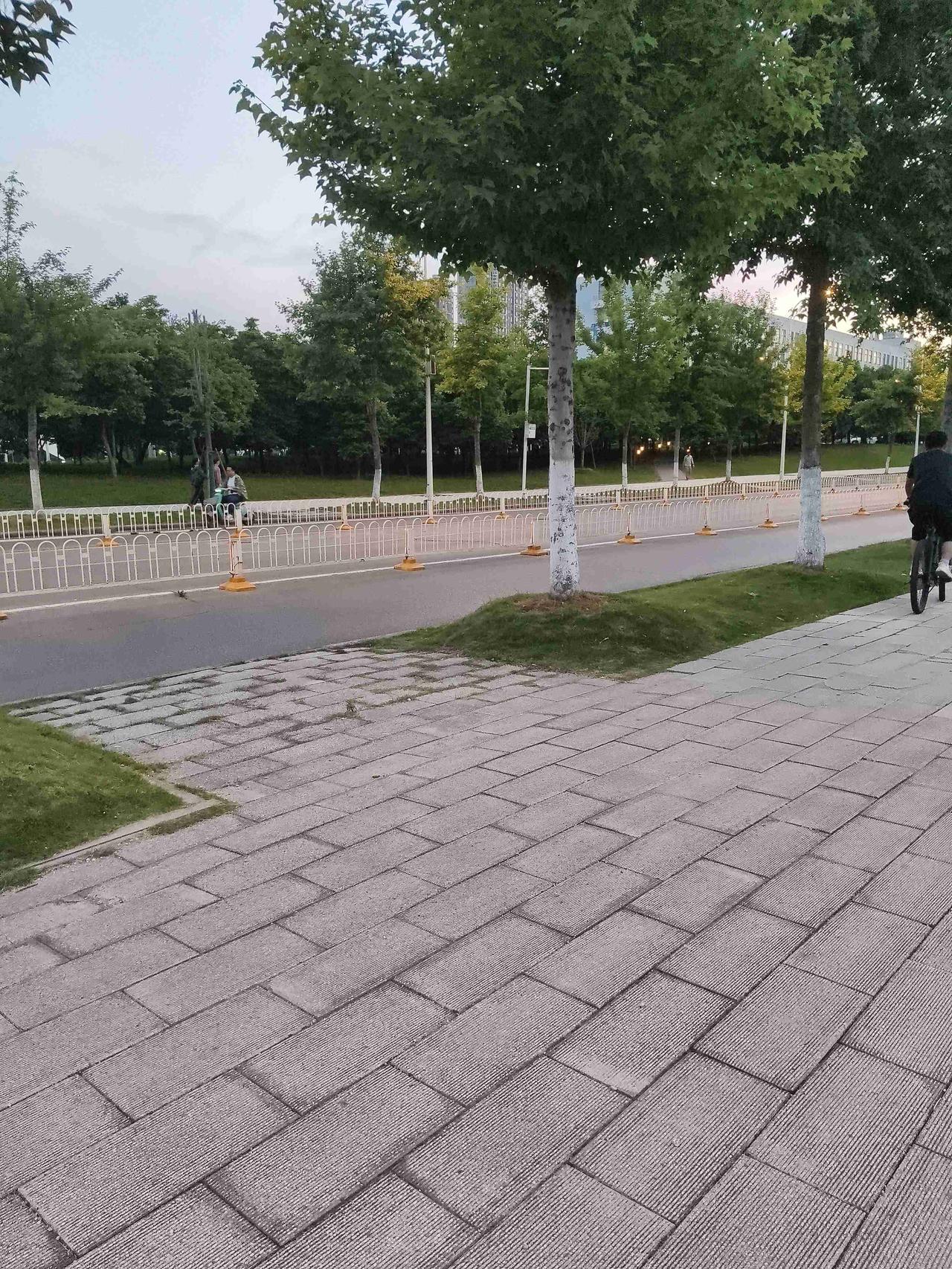 我的今日状态：😁轻松愉快
我这里的天气：☀️晴天
今天小雨，有点闷热，每天好心