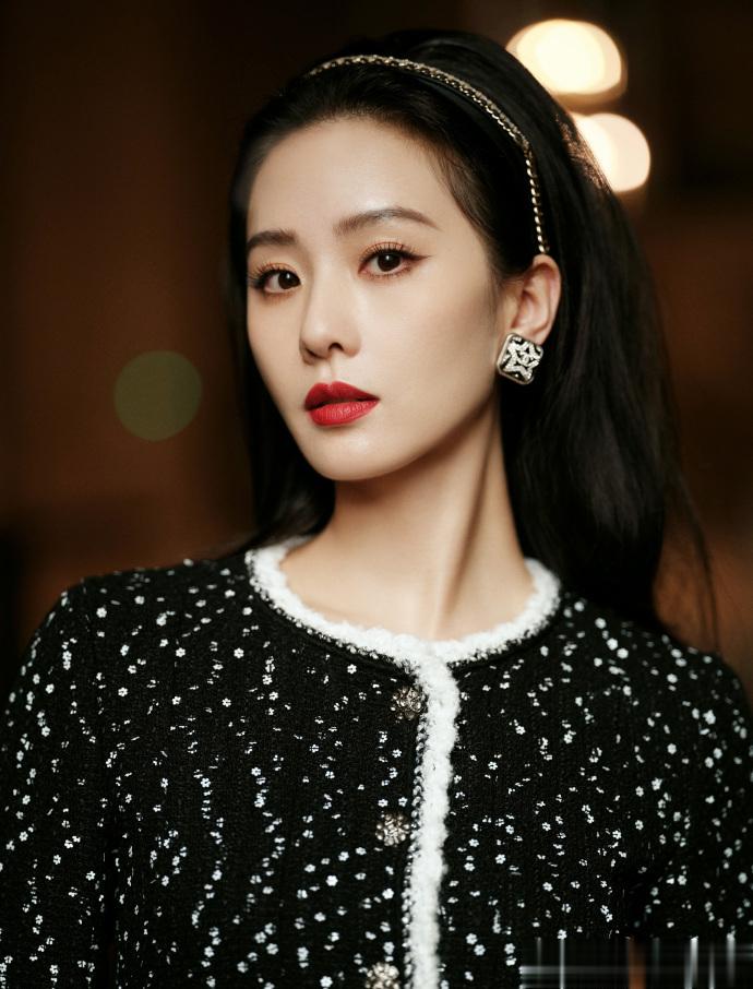 刘诗诗出席巴黎高定时装周，身着香奈儿高定礼服优雅高贵状态超好 ​​​
