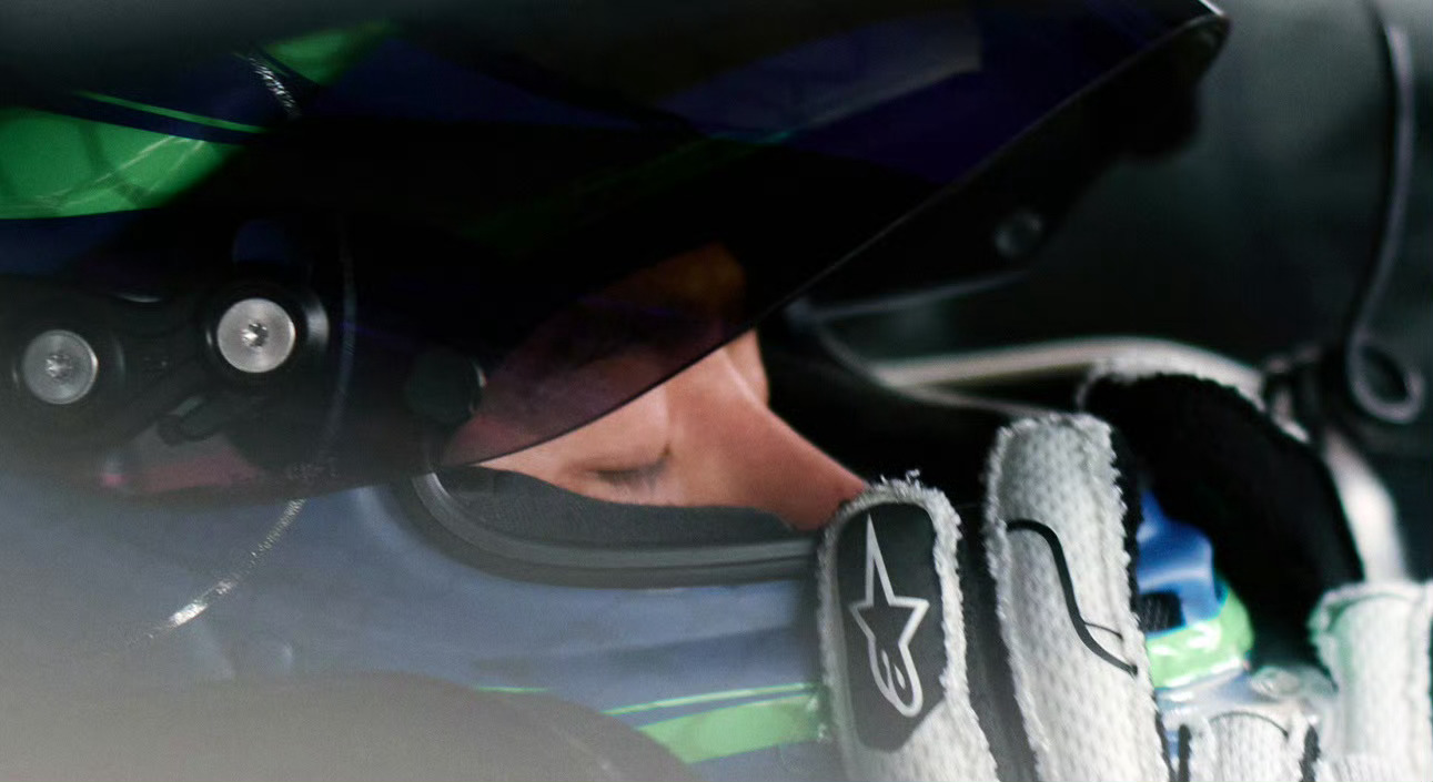 王一博 🏎️85号赛车手王一博🏎️85racing在酒店翻来覆去睡不着啊！?