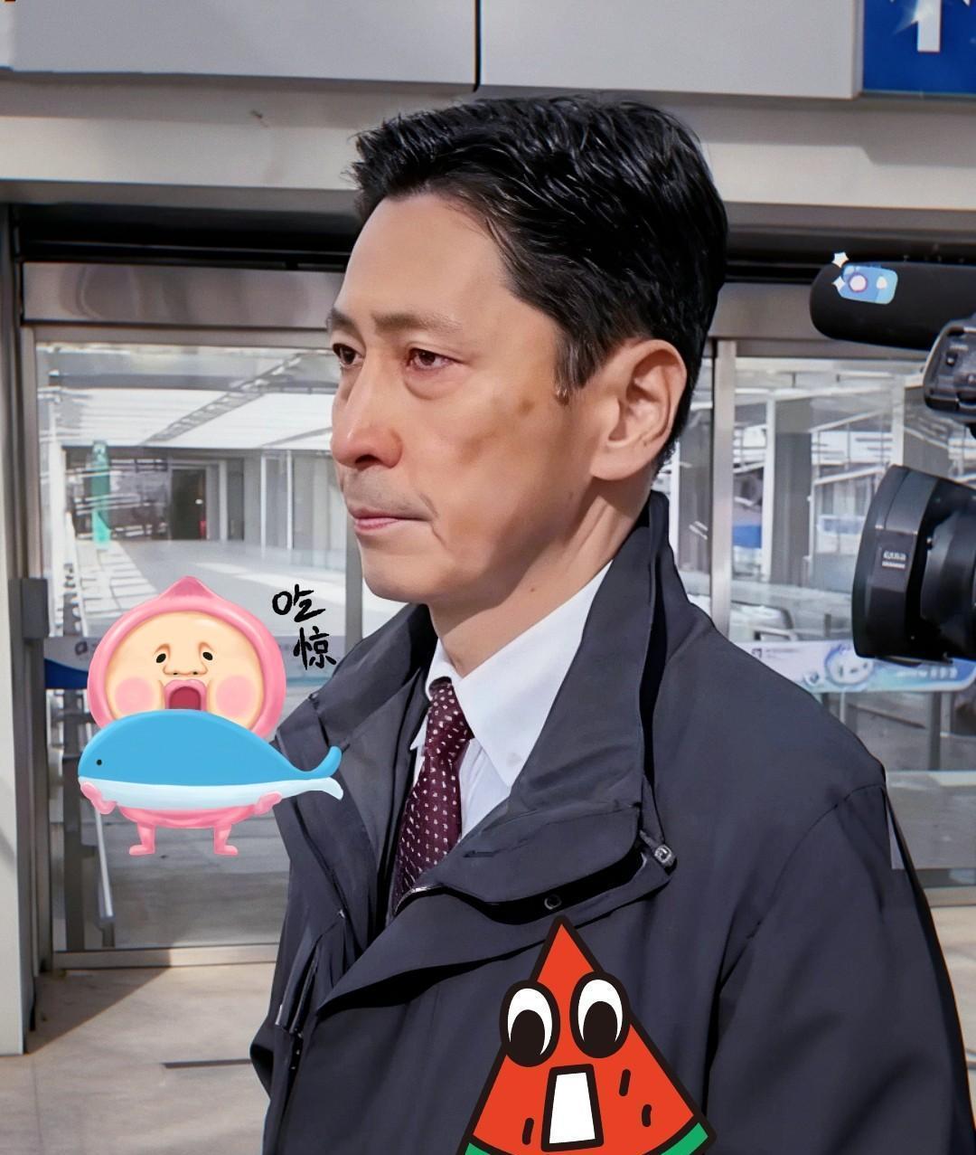 一觉睡醒，全网都知道了
 
昨夜至今晨，在北京，一位日本高官访华，在记者镜头前零