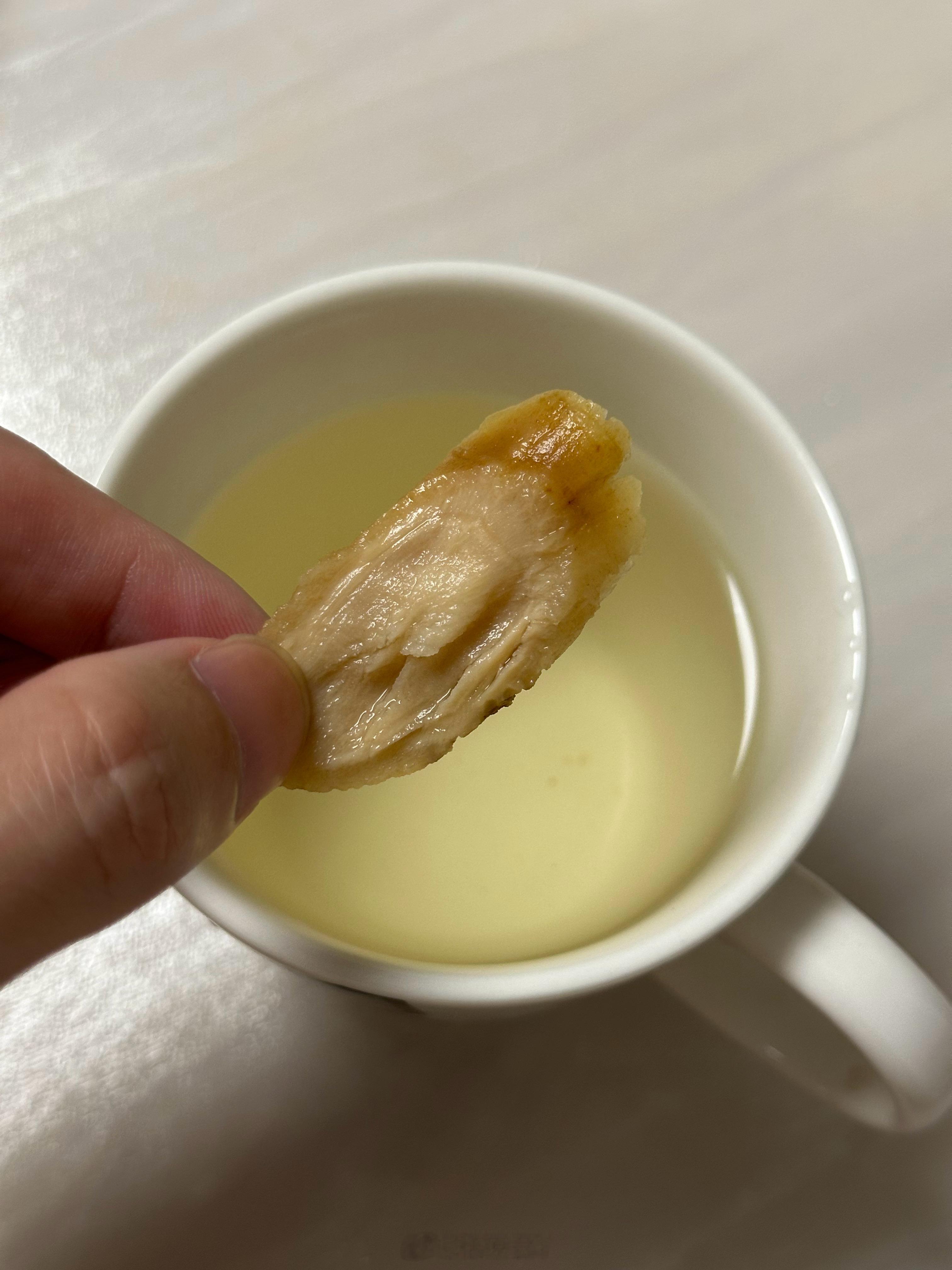 红参片泡水后会膨胀好几倍大，这是参原本的样子，只是蒸制后变小了。这样的红参可以泡